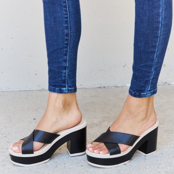 Cherish The Moments Contrast Platform Sandals in Black - Picture 7 of 11